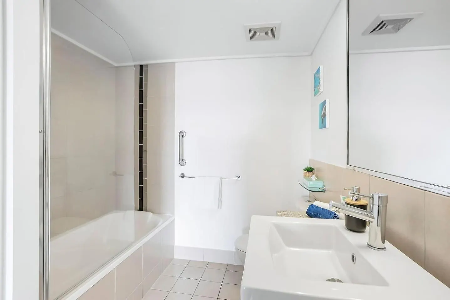 Cairns City Escape - Elevated Modern Haven With Pool
