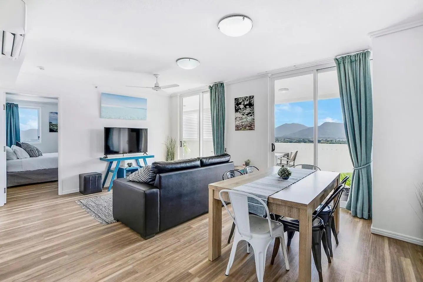 Cairns City Escape - Elevated Modern Haven With Pool 0*,  オーストラリア