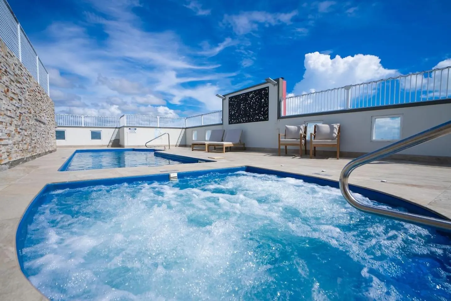 アパート Cairns City Escape - Elevated Modern Haven With Pool