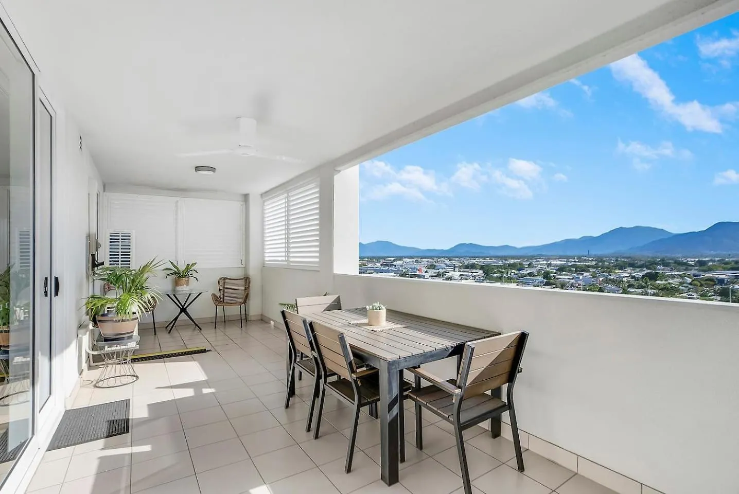 Cairns City Escape - Elevated Modern Haven With Pool 0*,  オーストラリア